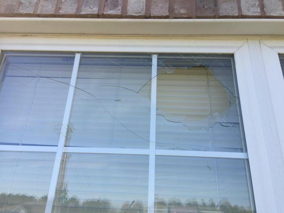 razbito okno | Avtor: Instagram