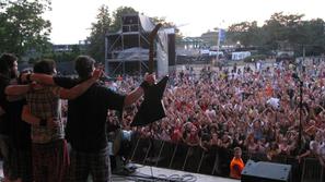 Elvisi pred publiko na festivalu Exit. (Foto: Osebni arhiv)