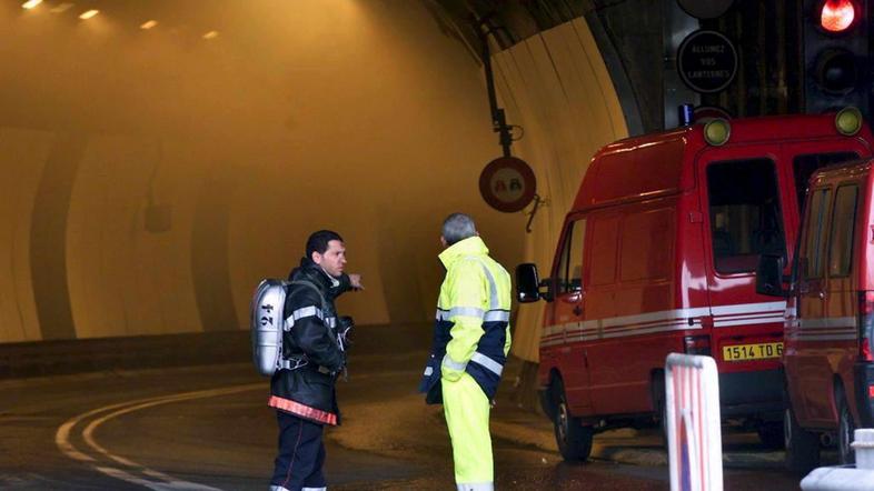 V hudi prometni nesreči v predoru blizu Los Angelesa sta umrli dve osebi, več ji