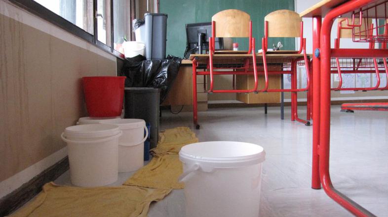 OŠ Bršljin, vedra v učilnici, puščanje strehe