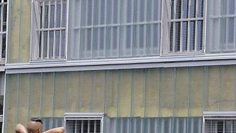 Sin nekdanjega francoskega predsednika bo moral par let preživeti v kehi.