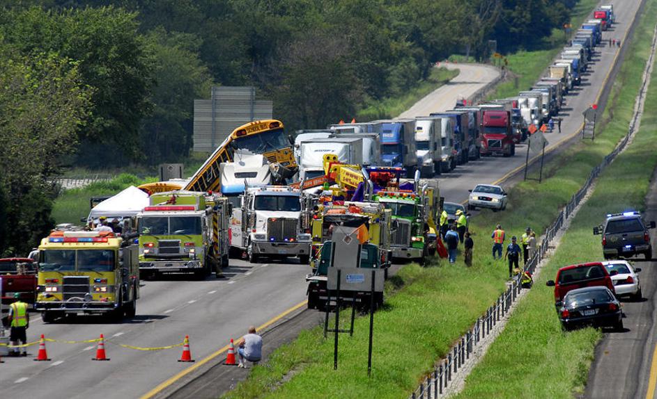 NESREČA, TOVORNJAK, AVTOBUS, ZDA