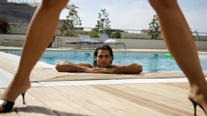 Razmaknila sem noge in pritegnila njegovo pozornost s sočno sredičko.