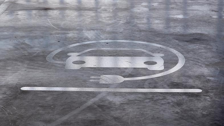 Električna polnilnica, električno polnjenje, električni avto