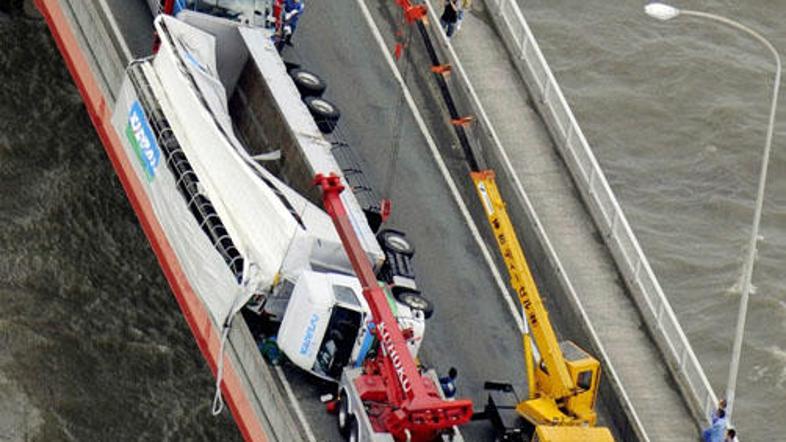 Zaradi močnega vetra se je prevrnilo veliko tovornjakov.