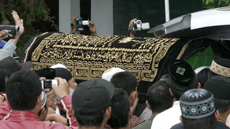 Množica se je zbrala, da bi se poslovila od Imama Samudre.