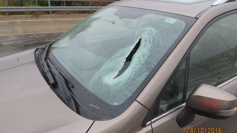 Poškodba vozila na katerega je priletel kos betona na primorski AC