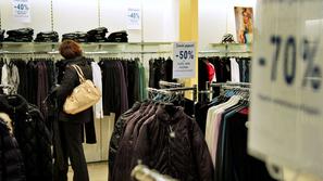 V trgovini bodo prodajali rabljena oblačila. Upajo, da ljudem v njej ne bo nerod