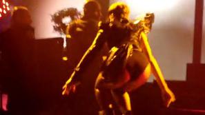 Rihanna se zaradi padca ni preveč obremenjevala. (Foto: YouTube)