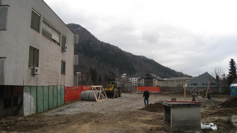 Pred kratkim so pri jeseniški bolnišnici začeli graditi garažno hišo s heliporto