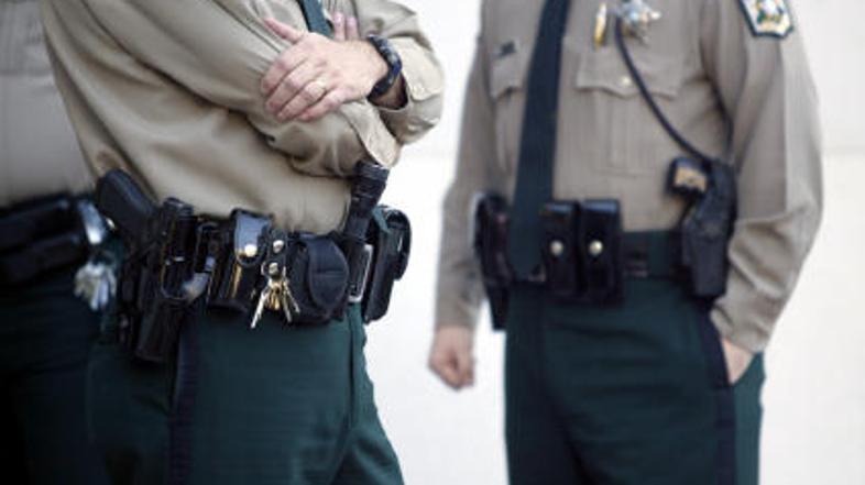 Pozabljivi policist je vso svojo opremo pozabil na stranišču.