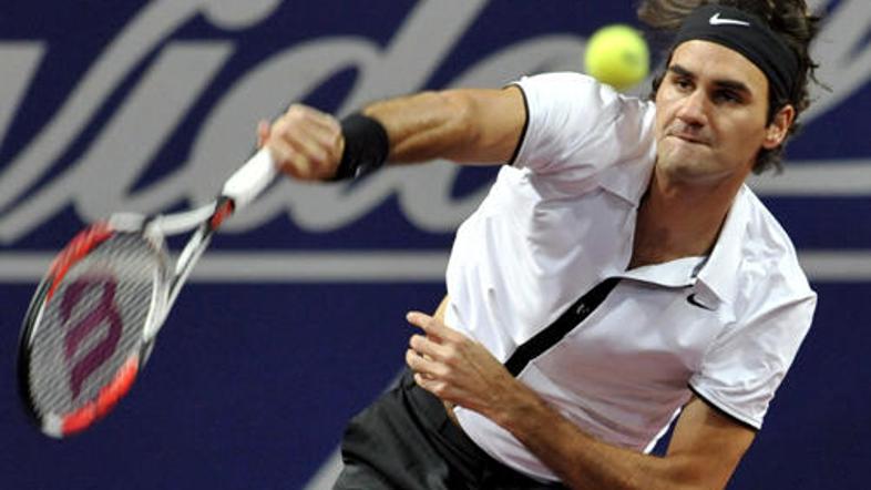 Roger Federer se na domačem turnirju bori za preboj v finale.