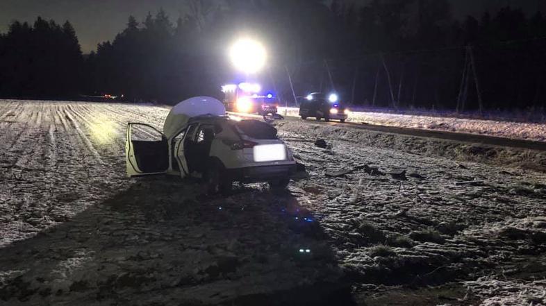 Prometna nesreča, avto odneslo s ceste