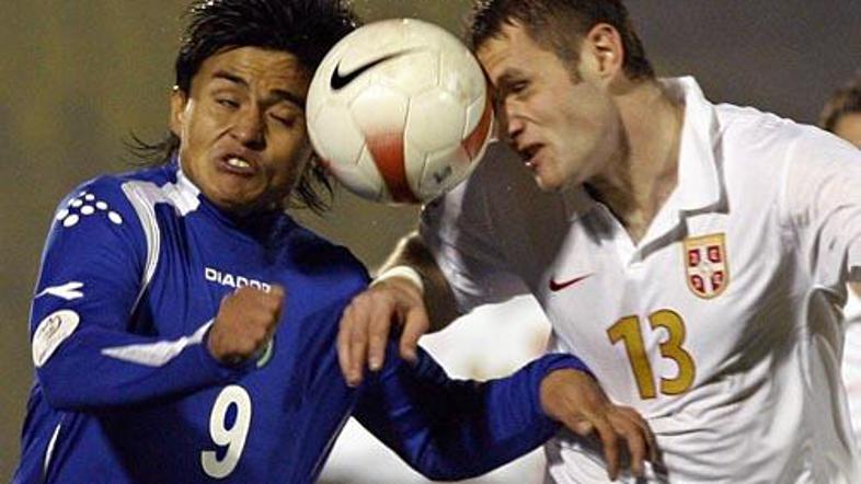 Đorđe Tutorić v dvoboju za žogo z Muratom Suyomagambetovim.