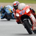 Lani je v Doningtonu na mokri stezi zmagal Casey Stoner, tretji je bil Chris Ver