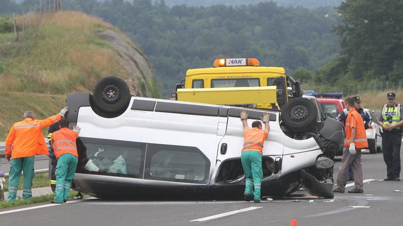 nesreča taksi kombi