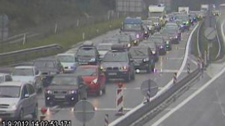 Cestna kamera: zastoj na cestninski postaji Vransko