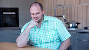 Utrujen moški močnejše postave