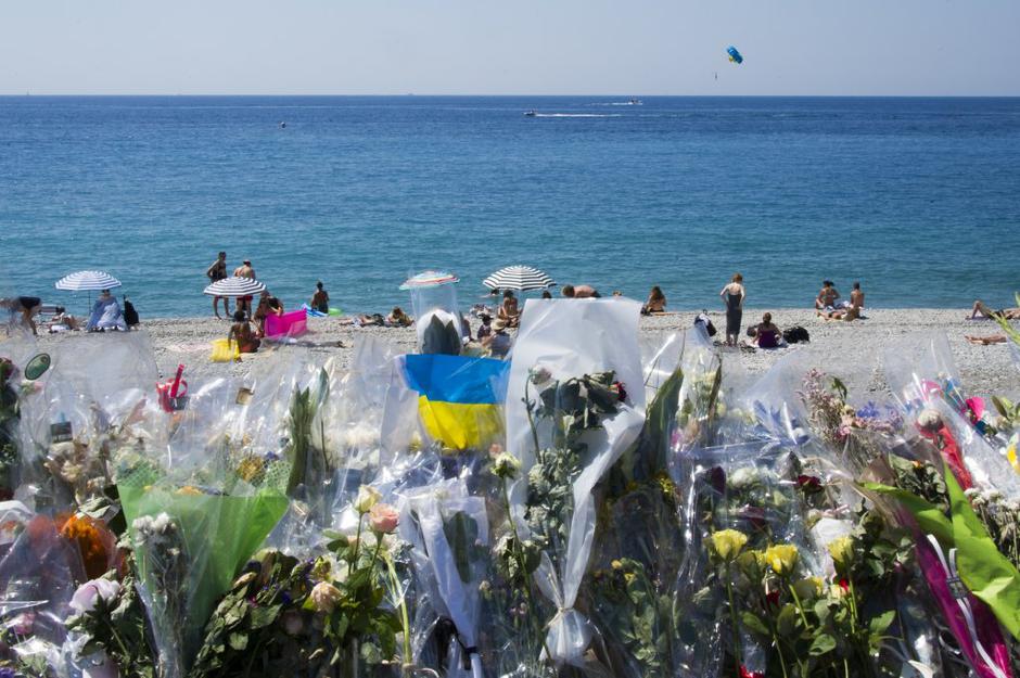 Poklon žrtvam v Nici | Avtor: EPA