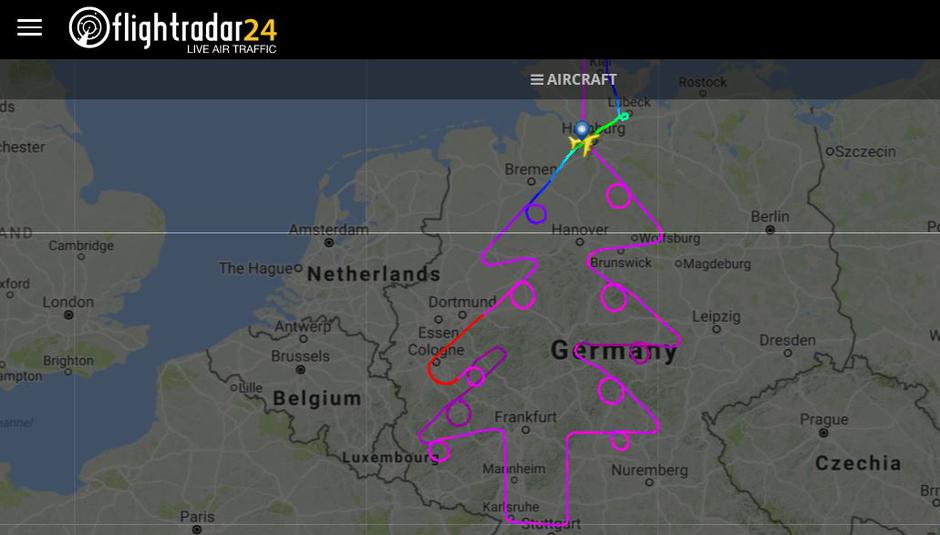 Med testnim poletom narisali božično drevo | Avtor: Flightradar24.com