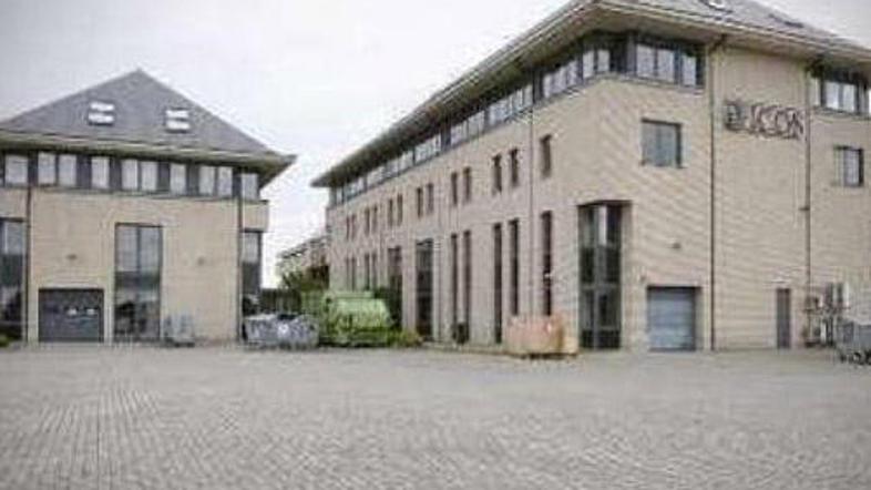 Deklica je umrla v avtomobilu, ki je bil parkiran na tem parkirišču v bližini me