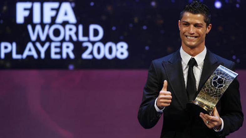 Ronaldo je po zlati žogi dobil še Fifino nagrado za najboljšega nogometaša leta.