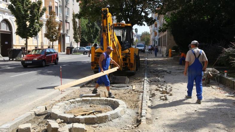 Na novo urejajo tudi belo cono na Krekovi ulici, kjer bo po novem možno parkirat