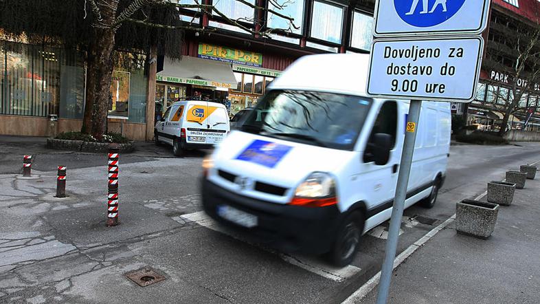 (Kljub prometnemu znaku vozniki ne upoštevajo prepovedi vožnje na območju za peš