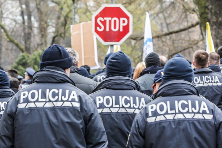 Shod policistov | Avtor: Saša Despot