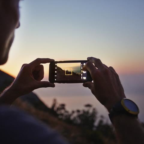 Moški fotografira morje