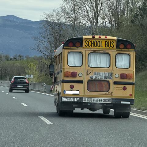 School bus, ameriški šolski avtobus, opažen na slovenski avtocesti