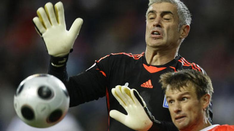 Grški vratar Antonis Nikopolidis je takole nespametno zapustil svoja vrata, Serg