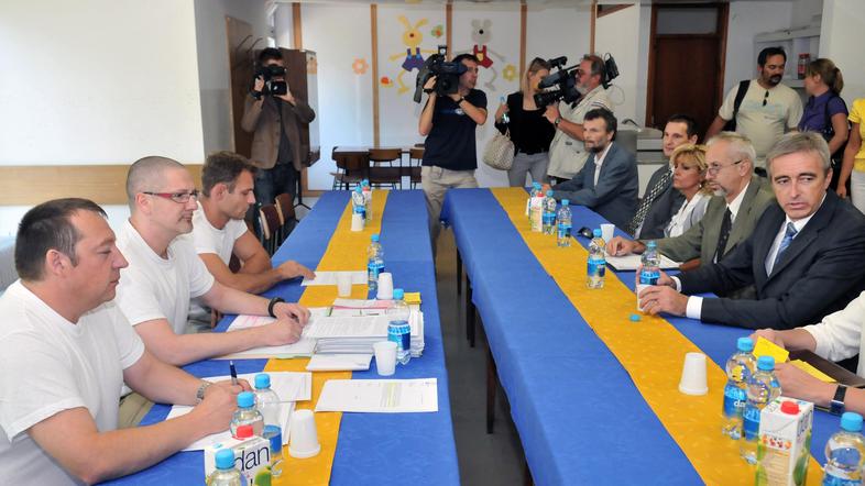 Minister Aleš Zalar se je septembra 2009 na Dobu sestal s tamkajšnjimi zaporniki