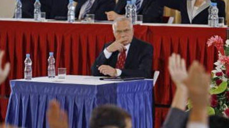 Pred volitvami se je razvnela razprava, ali naj bo glasovanje tajno ali ne.