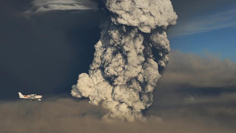 Ognjenik Grimsvötn, ki leži pod največjim islandskim ledenikom Vatnajökull, je i