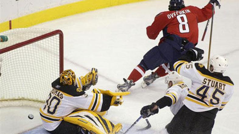 Ovečkin je že v prvi tretjini trikrat nadigral Bostonovo obrambo.