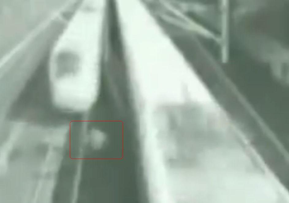 Kontrolor se za preživetje lahko zahvali le svojim refleksom. (Foto: Youtube)