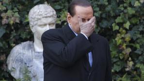 Italijanski premier tone vse globlje, vendar trdi, da se je še vsakič izvekel iz