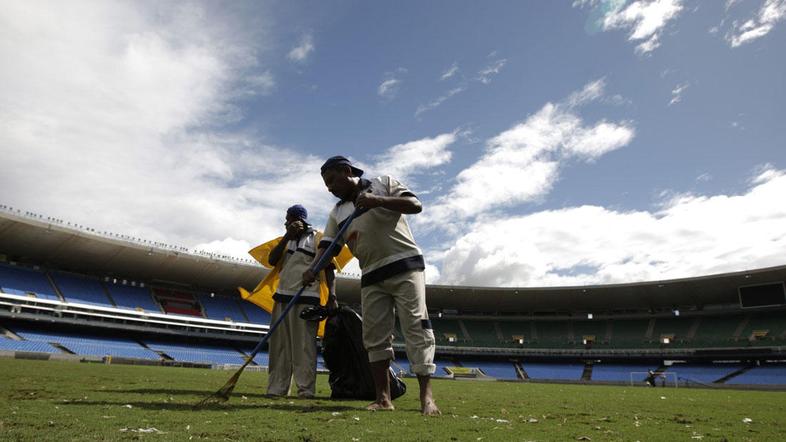 Maracana je bila poplavljena, a so Brazilci večino vode že odstranili. (Foto: Re