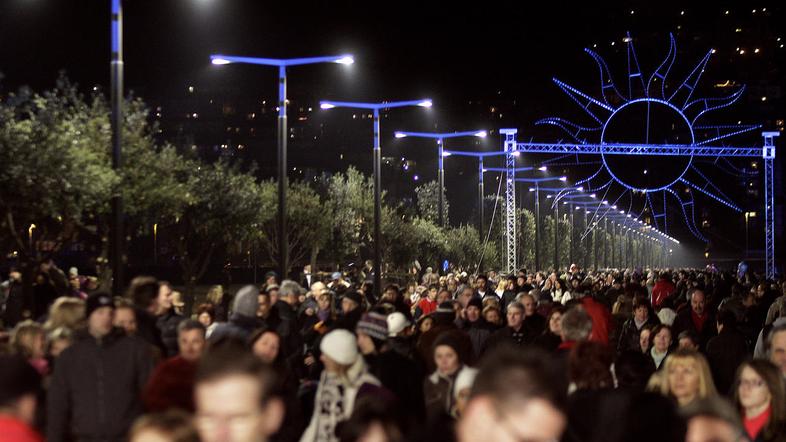 Nepregledna množica ljudi si je kljub mrazu želela ogledati novo Semedelsko prom