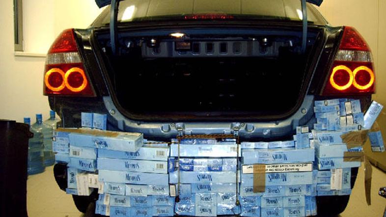 Voznik je najbrž upal, da se bodo cariniki zaradi velikega števila vozil in potn