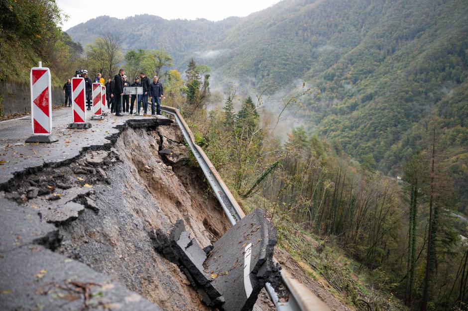 Robert Golob na obisku v Baški grapi Baška grapa poplave | Avtor: Boštjan Podlogar/STA