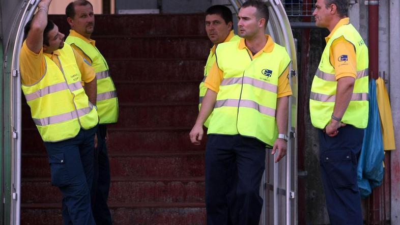 V podjetju je okoli tisoč redno zaposlenih. Vodstvo jih je marca letos obvestilo