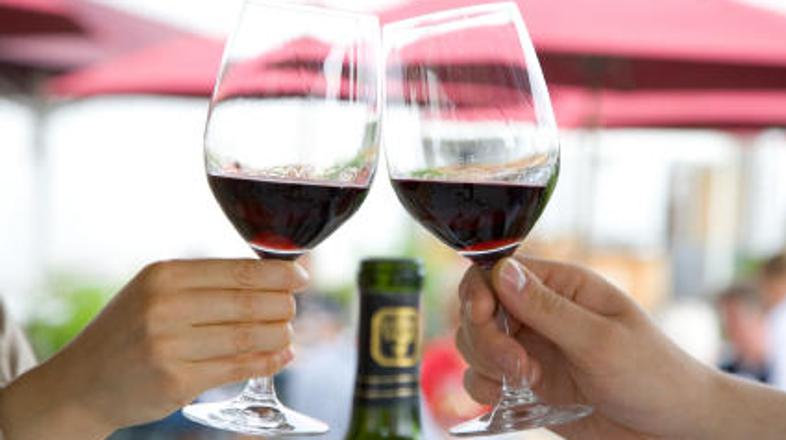 Žeja je okajenega Lija Man-yiuja pripravila do pitja krvi.