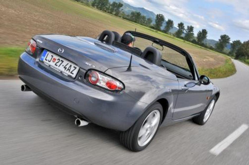 Miata je nezgrešljiva in na cesti vedno opažena. Za njo se obrneta ona in on, ml