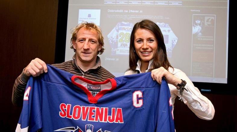 Tomaž Vnuk in predstavnica organizacije Rdeča žoga Slađana Mihajlović. (Foto: Sa