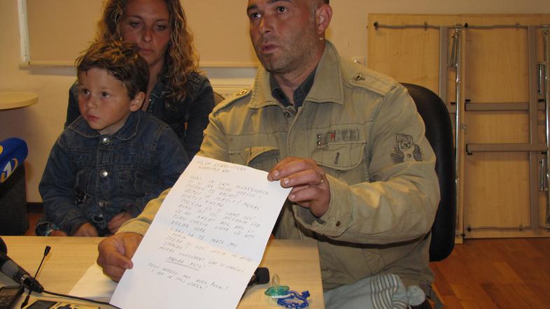 Milan Novak kaže grozilno pismo. V ozadju Liljana Grm. (Foto: Jerca Božič Kranje