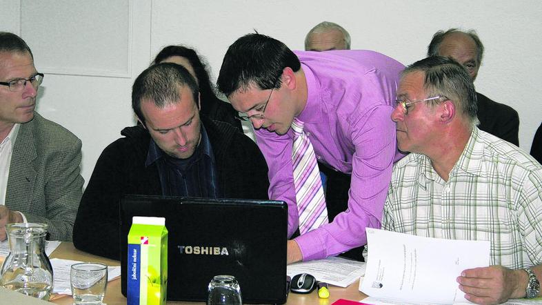 Blaž Malenšek (na sredini) v družbi žužemberških občinskih svetnikov. (Foto: Živ