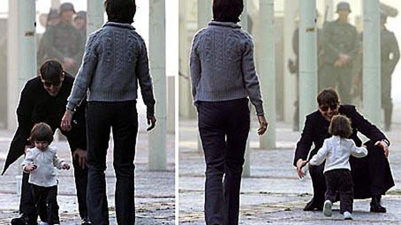 Mala Suri med očkom in mamico vadi nove korake.