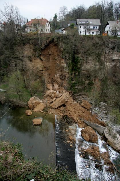 Škoda zaradi podora in stroški odstranitve materiala še niso ocenjeni. (Foto: Gr